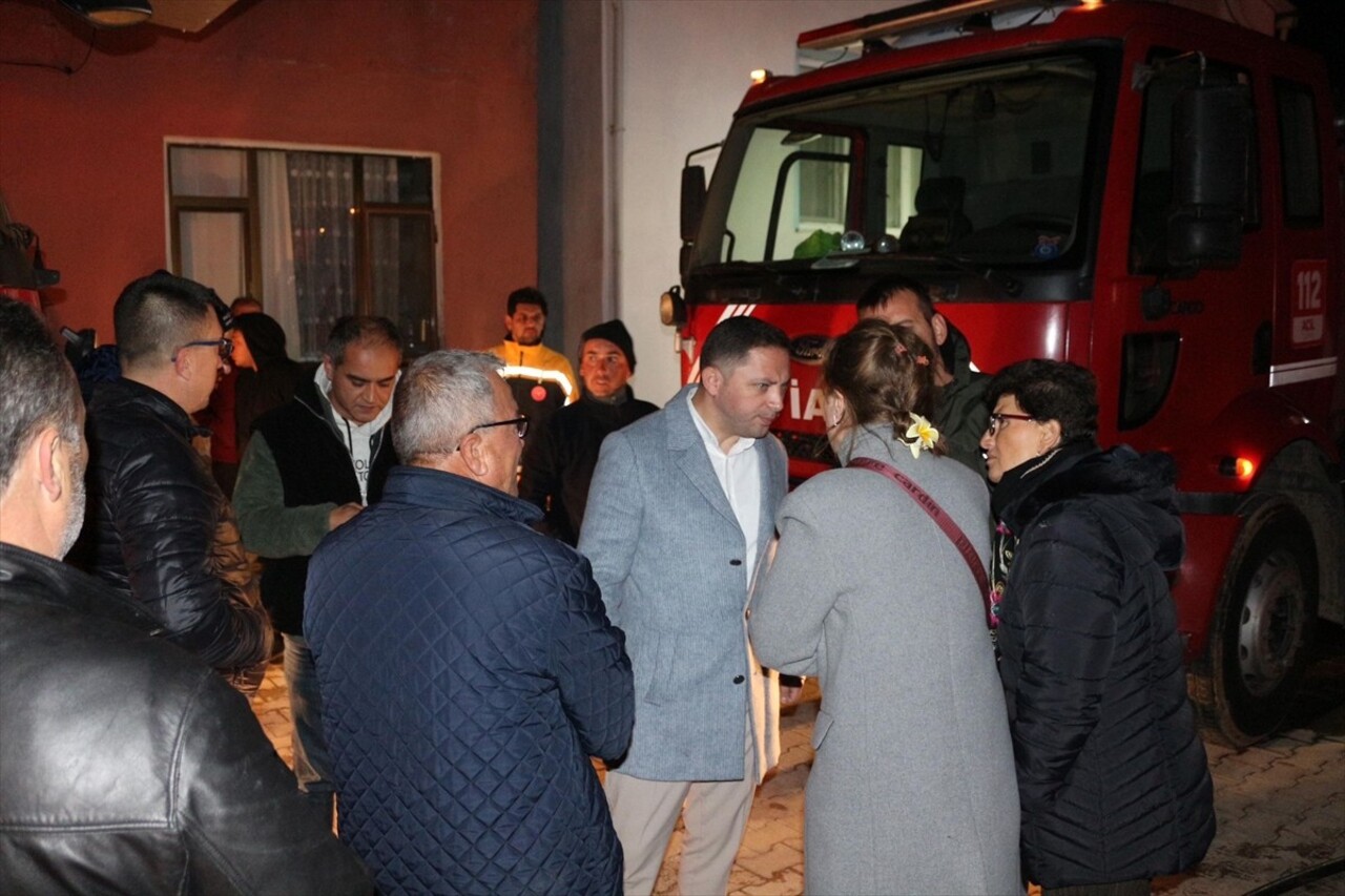 Çanakkale'nin Biga ilçesine bağlı Kemer köyünde çıkan yangında 3 ev zarar gördü. Biga Kaymakamı...