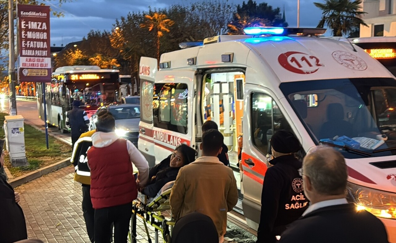 Bursa'da bir kadın, halk otobüsünde tartıştığı kişi tarafından bıçaklandı. Olay yerine gelen 112...