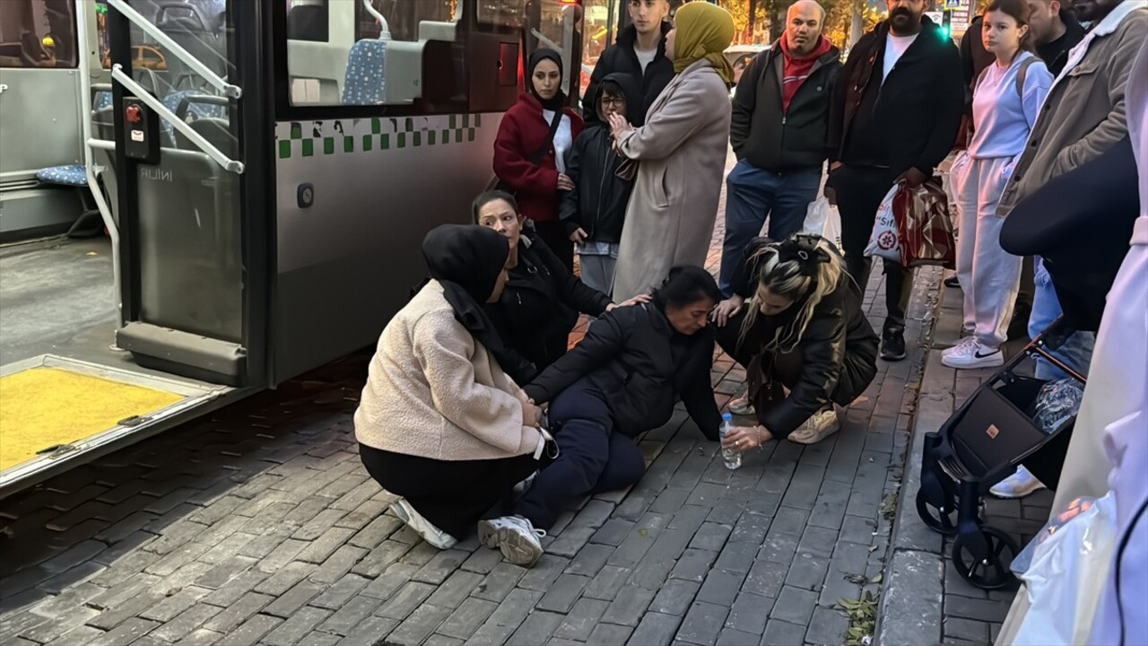 Bursa'da bir kadın, halk otobüsünde tartıştığı kişi tarafından bıçaklandı. Olay yerine gelen 112...