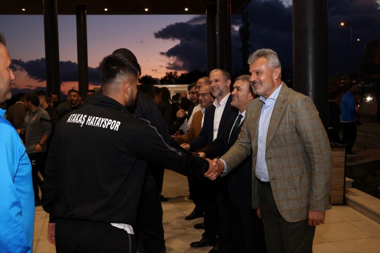 Hatay Büyükşehir Belediye Başkanı Mehmet Öntürk (sağda), Süper Lig ekiplerinden Atakaş...