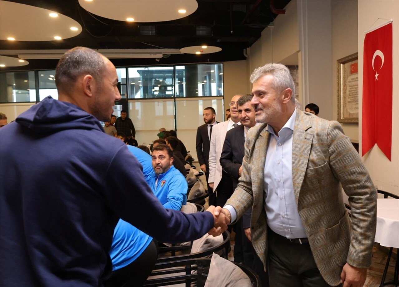 Hatay Büyükşehir Belediye Başkanı Mehmet Öntürk (sağda), Süper Lig ekiplerinden Atakaş...