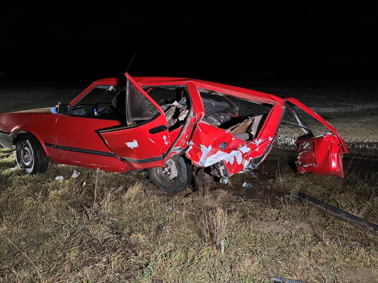 Kastamonu'nun Ağlı ilçesinde hafif ticari araç ile otomobilin çarpışması sonucu 1 kişi öldü, 2...