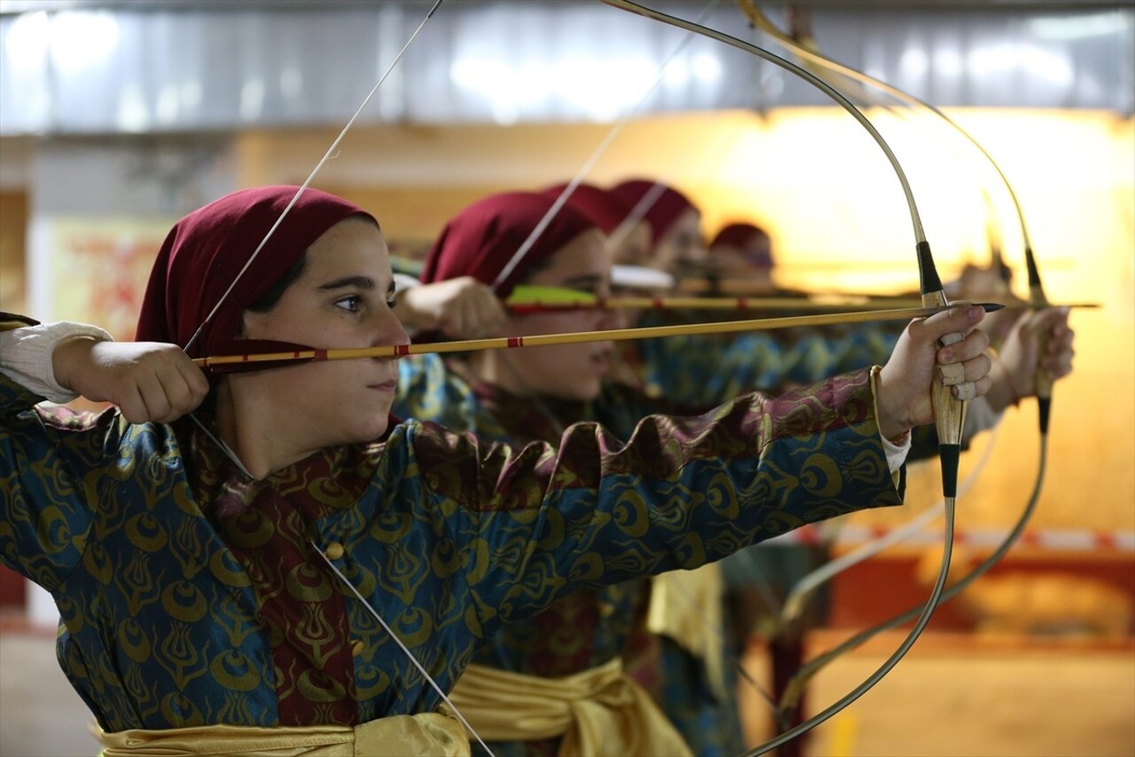 Bursa'da faaliyet gösteren Akıncılar Geleneksel Okçuluk Spor Kulübünün üyeleri, ulusal...