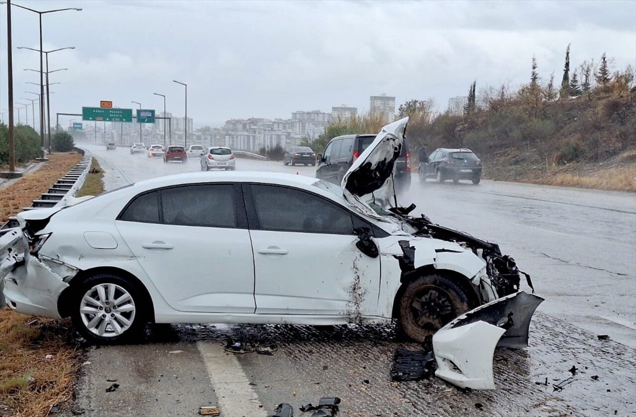 Mersin'in Tarsus ilçesinde otomobilin bariyere çarpması sonucu yaralanan 4 kişi hastaneye...