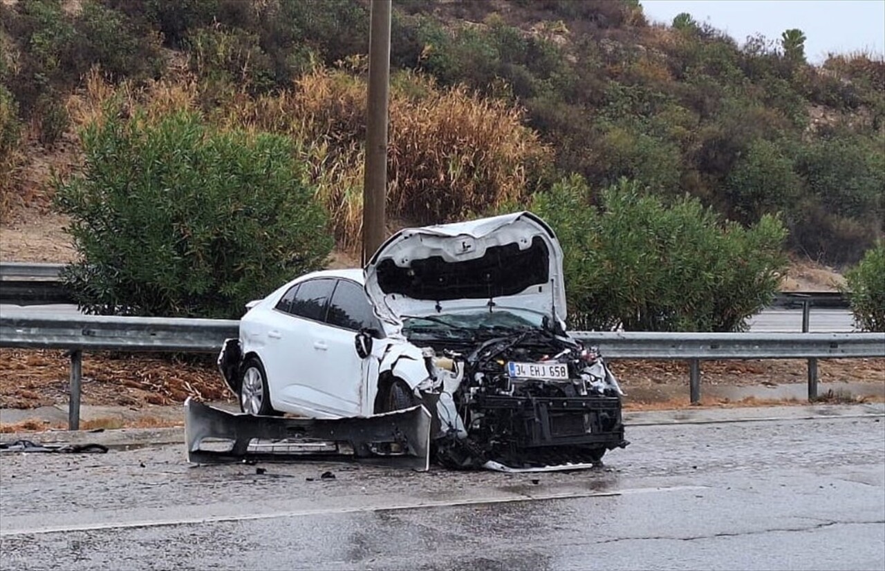 Mersin'in Tarsus ilçesinde otomobilin bariyere çarpması sonucu yaralanan 4 kişi hastaneye...