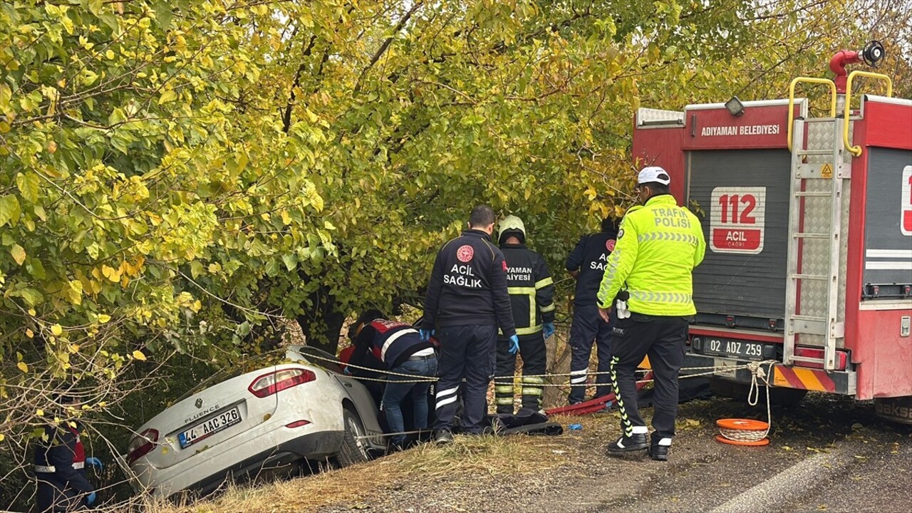 Adıyaman'da otomobilin hafif ticari araçla çarpışması sonucu 3 kişi hayatını kaybetti. Yoldan...