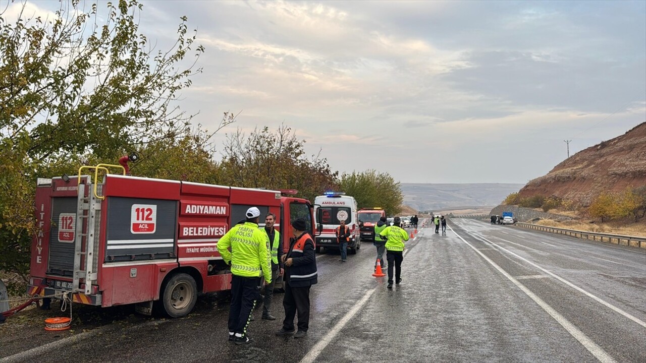 Adıyaman'da otomobilin hafif ticari araçla çarpışması sonucu 3 kişi hayatını kaybetti. Yoldan...