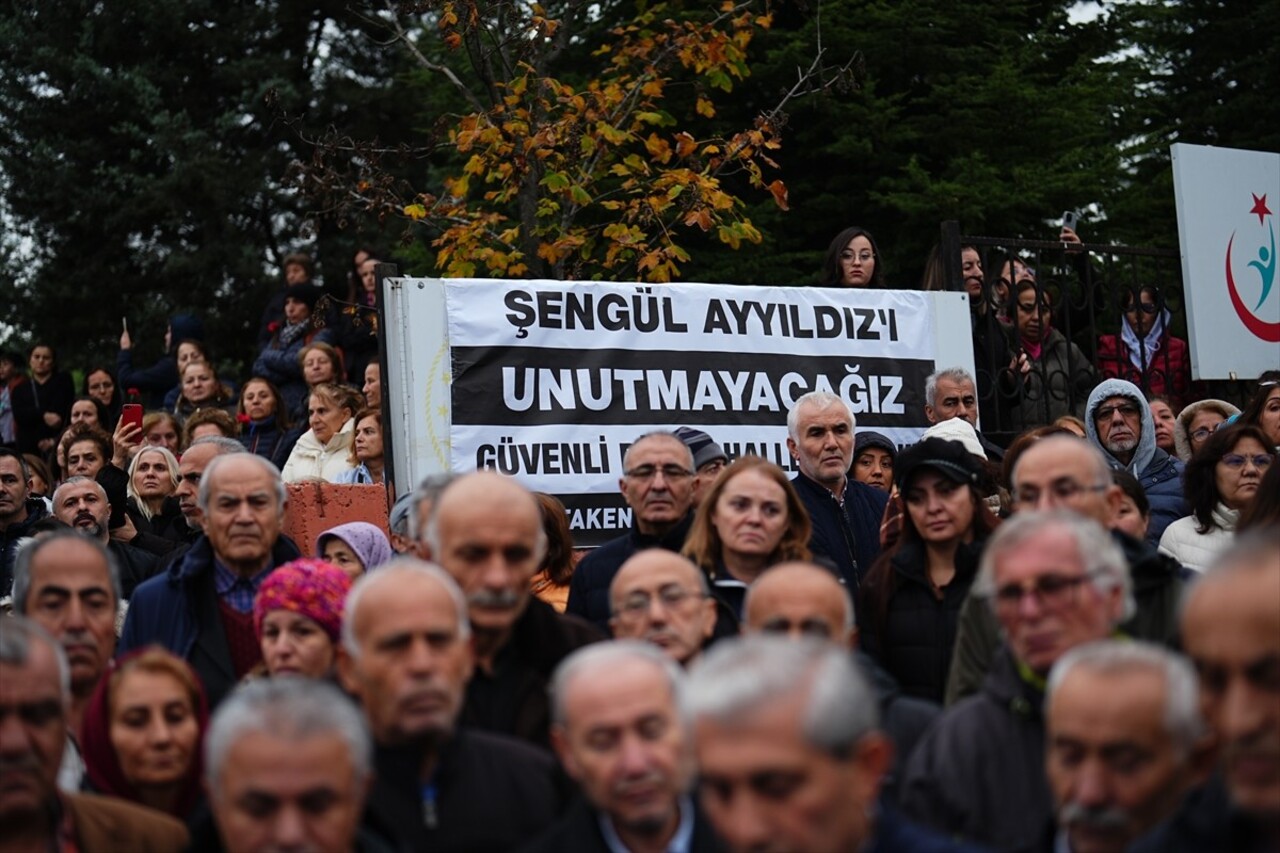 Küçükçekmece'de kaldırımda yürürken aracın çarpması sonucu hayatını kaybeden hemşire Şengül...