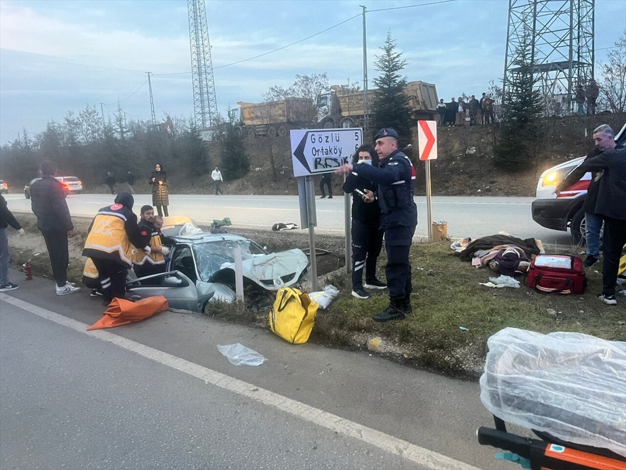 Karabük'ün Eskipazar ilçesinde su kanalına düşen otomobilin sürücüsü hayatını kaybetti, ikisi...