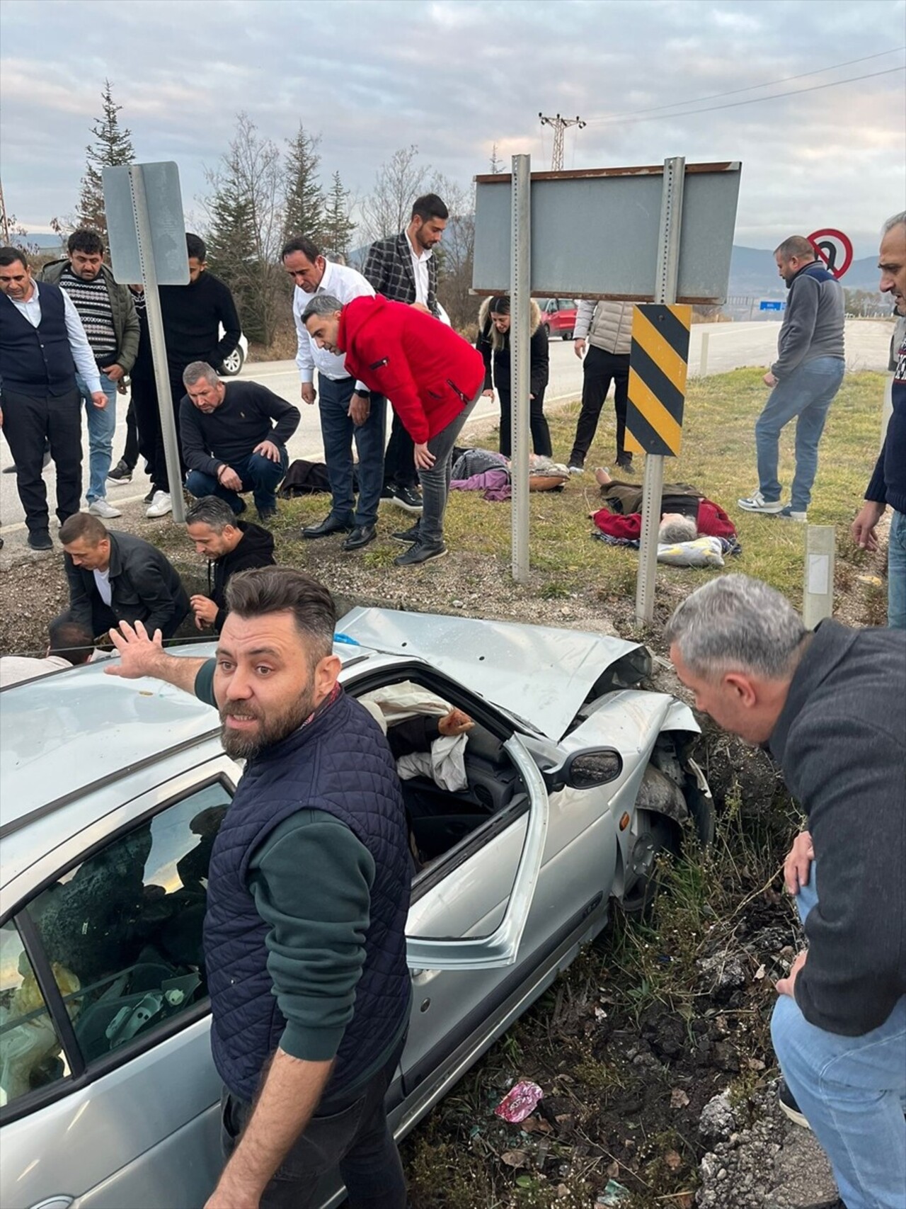 Karabük'ün Eskipazar ilçesinde su kanalına düşen otomobilin sürücüsü hayatını kaybetti, ikisi...