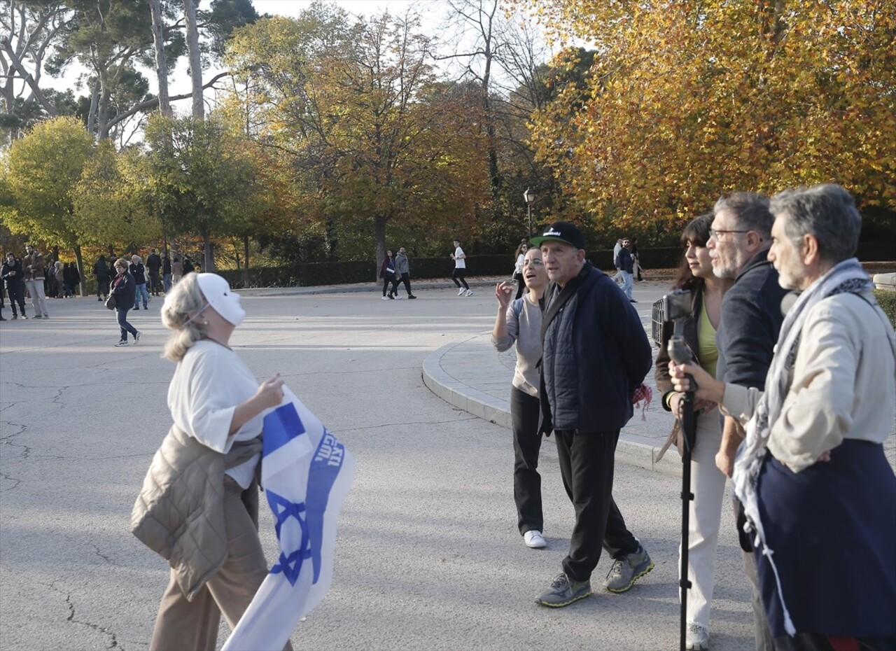 İspanya'nın başkenti Madrid'de sosyal medyadan yapılan çağrılarla Retiro Park'taki "Şehit Melek...