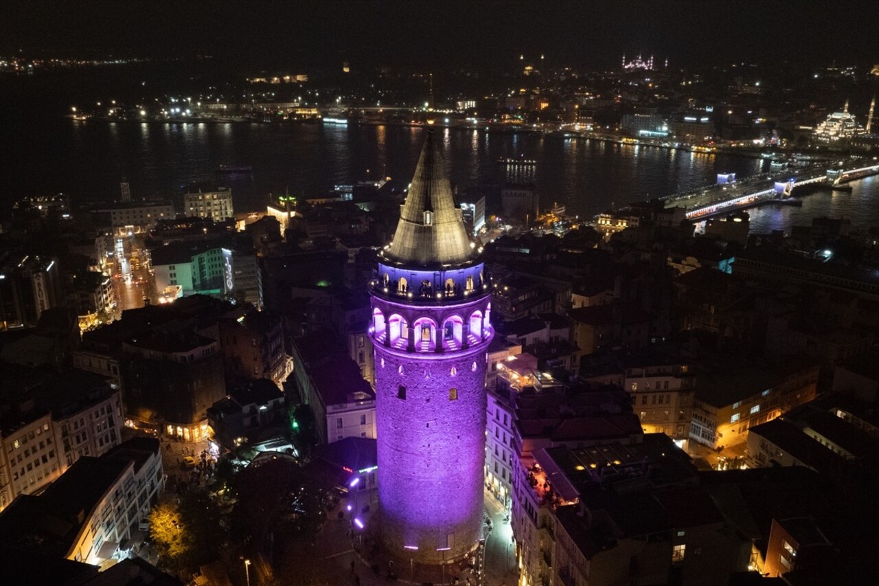 Galata Kulesi "17 Aralık Dünya Prematüre Farkındalık Günü" dolayısıyla mor ışıkla...