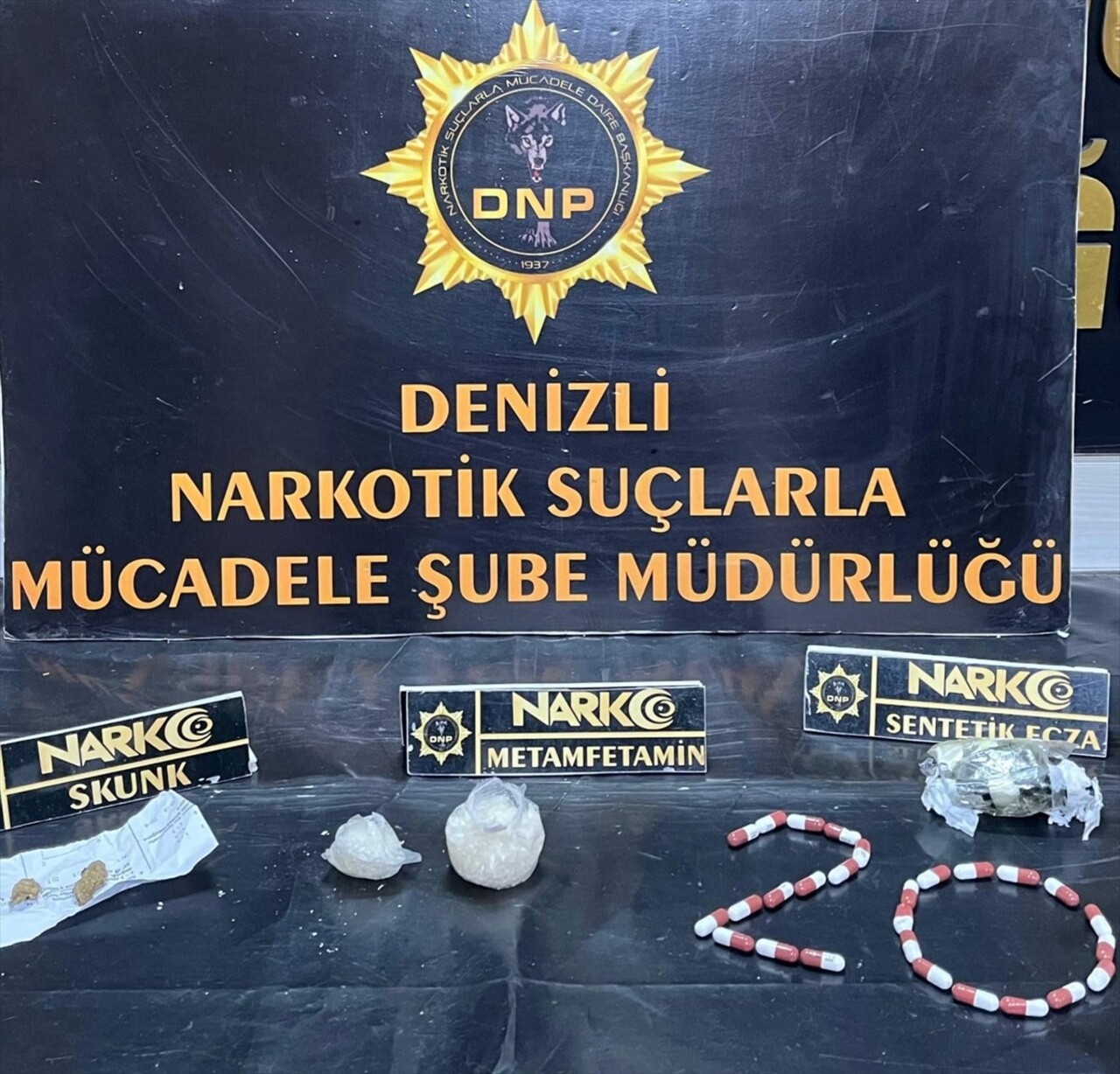 Denizli'de düzenlenen uyuşturucu operasyonunda gözaltına alınan 3 şüpheli tutuklandı. 
Aramalarda...