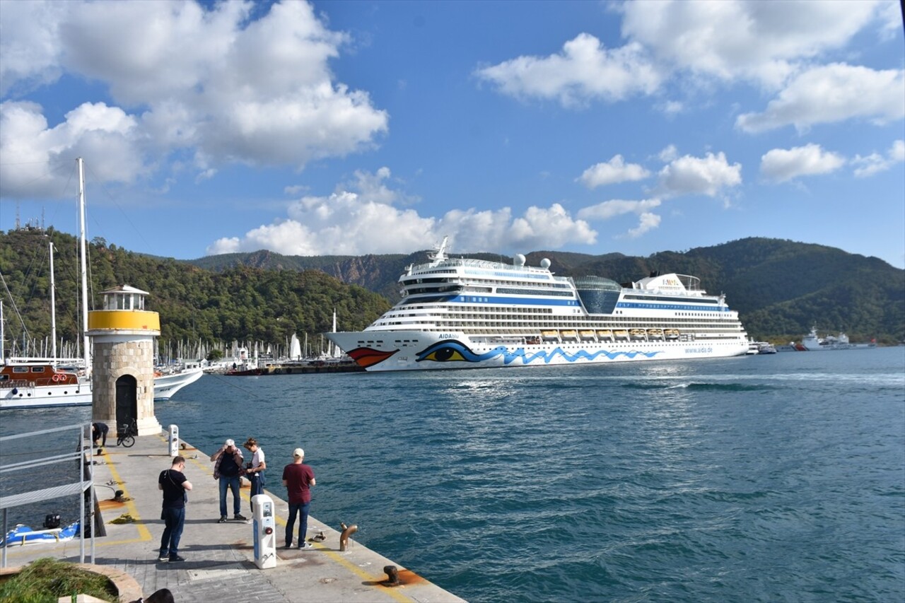 İtalya bayraklı kruvaziyer "Aida Blu", 2 bin 38 yolcusuyla bu yıl ilk kez Muğla'nın Marmaris...