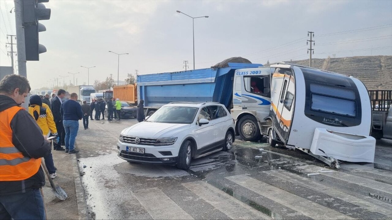 Çorum'da kamyonun kırmızı ışıkta bekleyen 4 araca çarpması sonucu yaralanan 2 kişi hastanede...