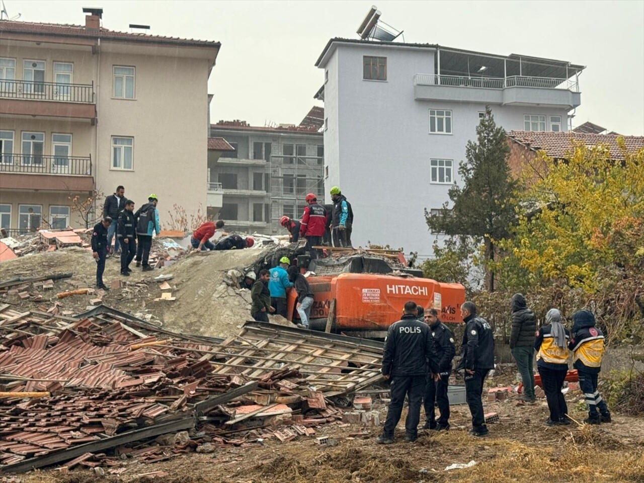 Malatya'da yıkımı gerçekleştirilen ağır hasarlı binanın iş makinesinin üzerine devrilmesi sonucu...