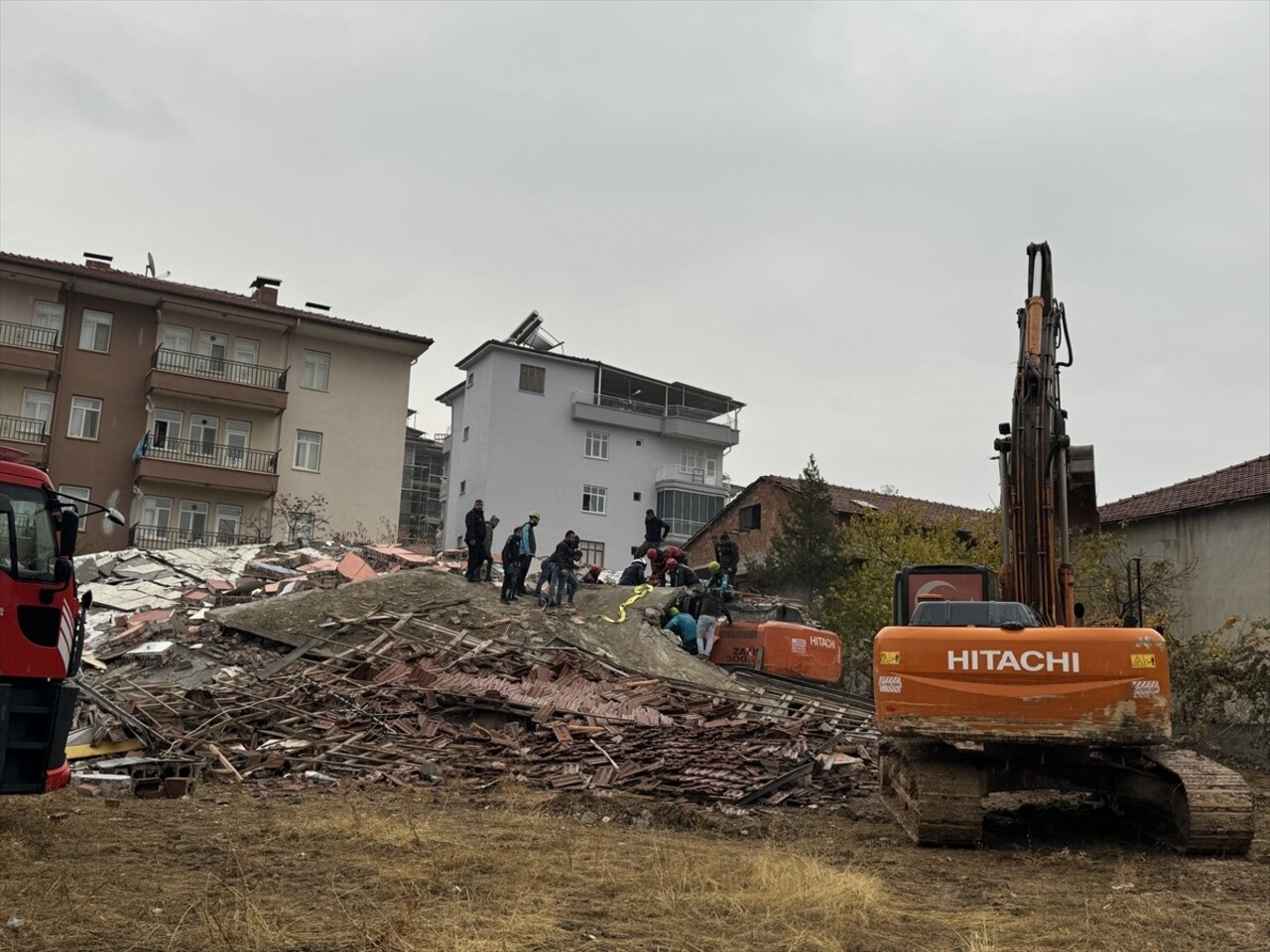 Malatya'da yıkımı gerçekleştirilen ağır hasarlı binanın iş makinesinin üzerine devrilmesi sonucu...