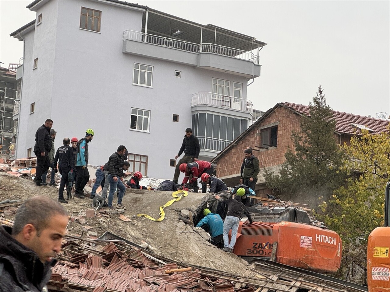 Malatya'da yıkımı gerçekleştirilen ağır hasarlı binanın iş makinesinin üzerine devrilmesi sonucu...