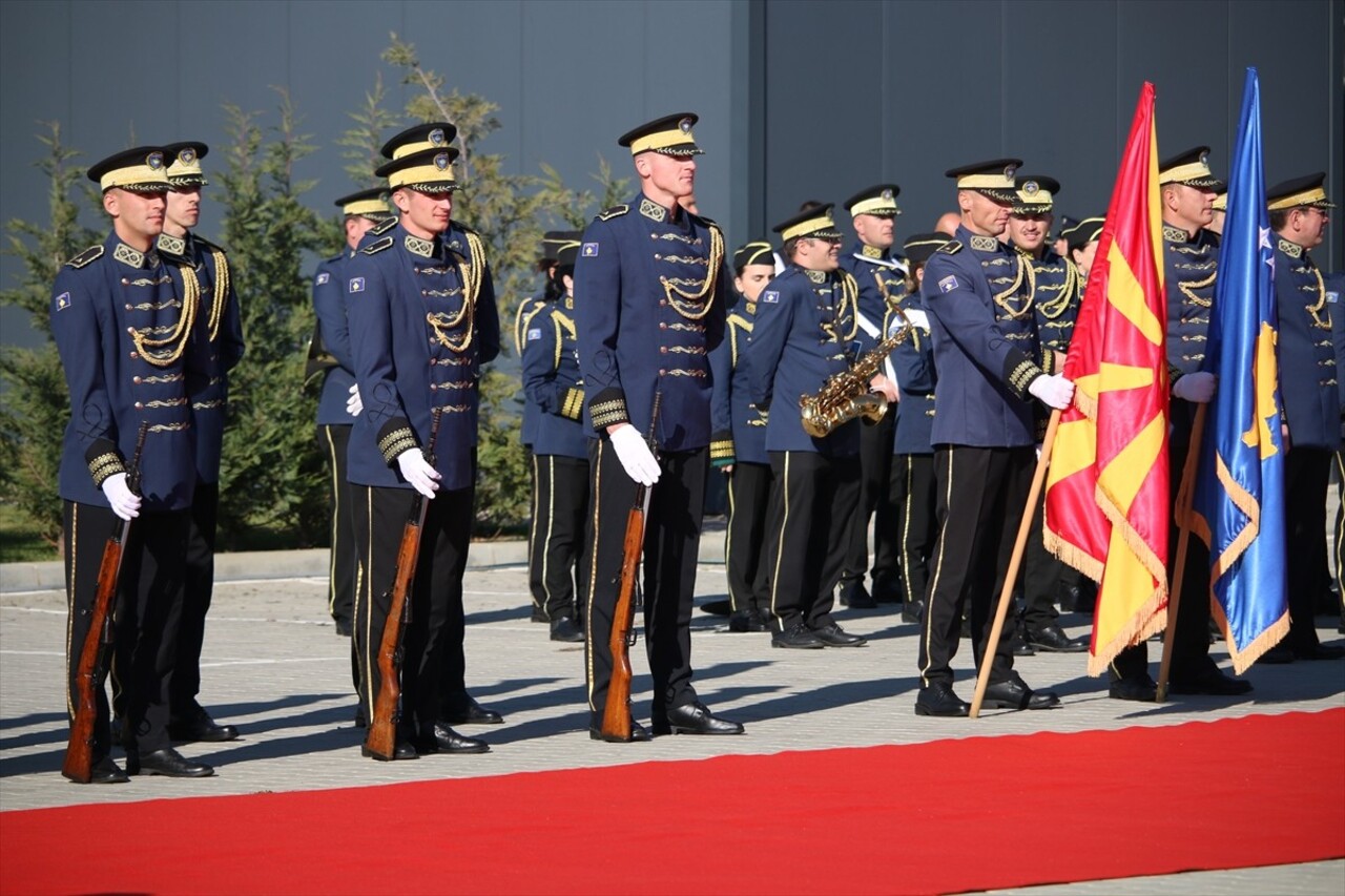 Kosova Başbakanı Albin Kurti, Kuzey Makedonyalı mevkidaşı Hristijan Mickoski'yi resmi törenle...