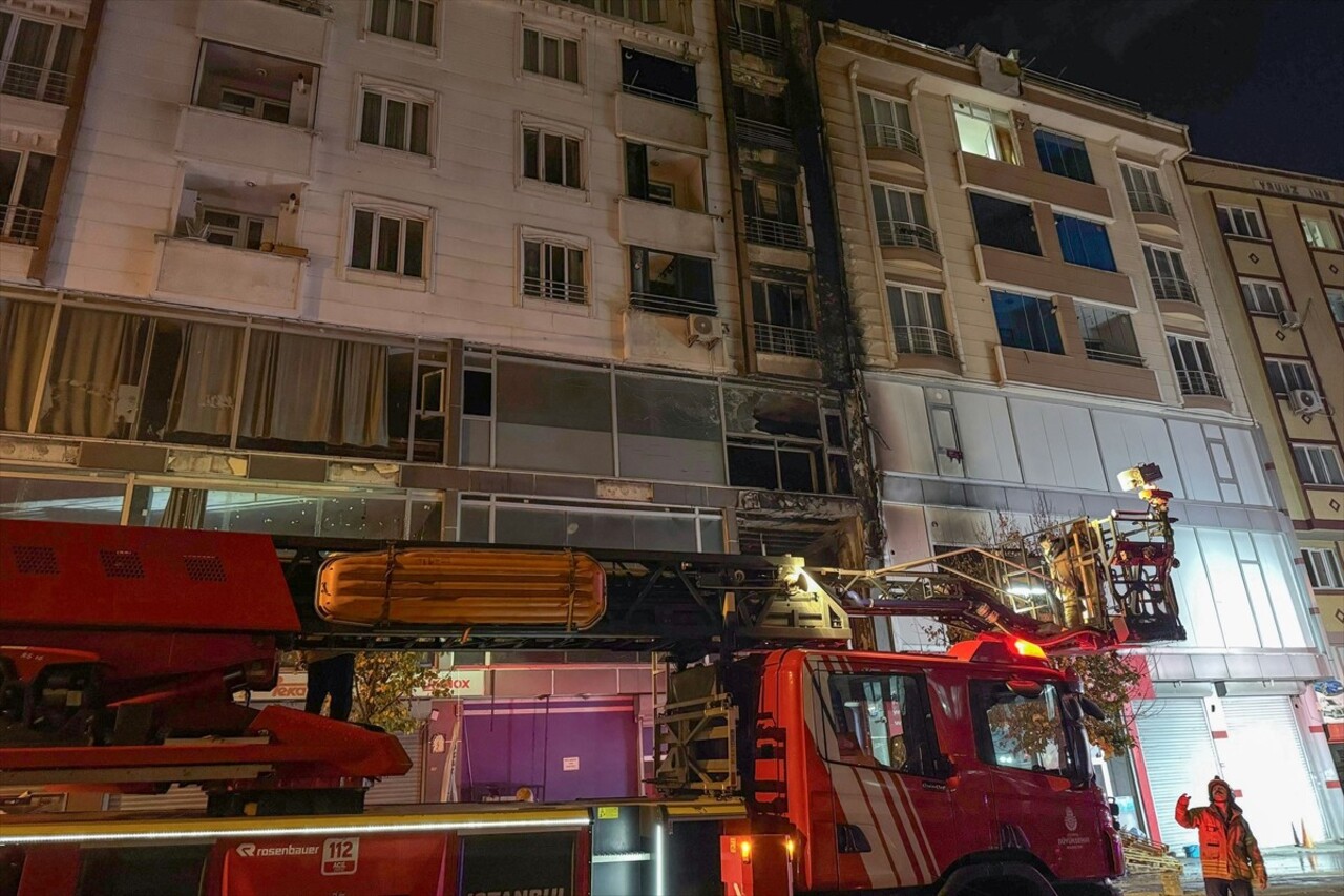 Esenyurt'ta tekstil atölyesinde çıkan yangında dumandan etkilenen 2 kişi hastaneye kaldırıldı....