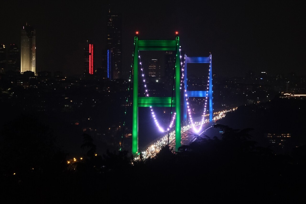 İstanbul'un simge noktalarından Fatih Sultan Mehmet (FSM) Köprüsü, Özbekistan Milli Bayrak Günü...