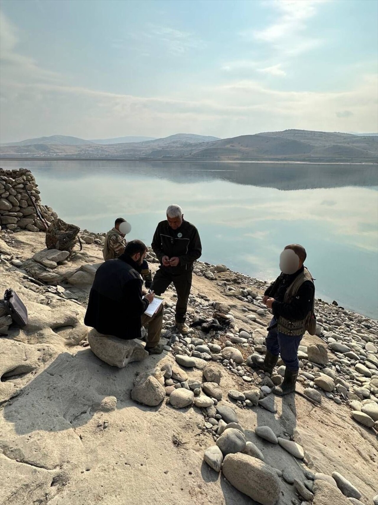 Tunceli'nin Mazgirt ilçesinde sakarmeke kuşu avladıkları belirlenen 2 kişiye, 14 bin 864 lira ceza...