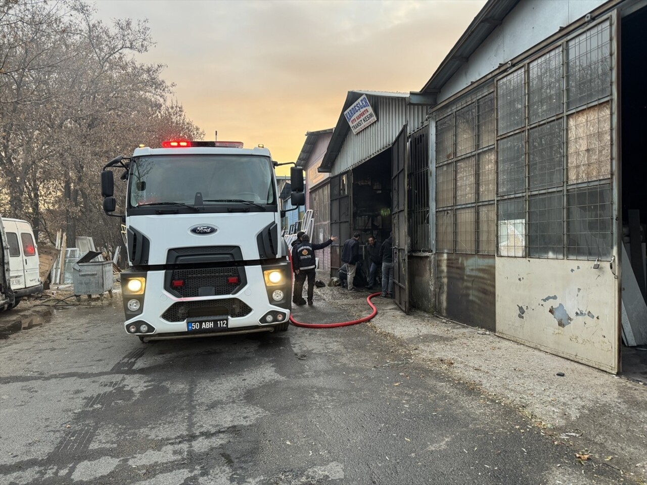 Nevşehir'de sanayi sitesindeki bir kaportacı dükkanında çıkan yangın itfaiye ekipleri tarafından...