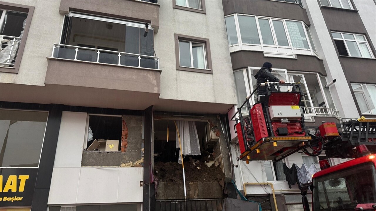 Rize'nin Çayeli ilçesinde meydana gelen heyelanda 1 kişi öldü, 4 kişi yaralandı. Yağışın etkili...