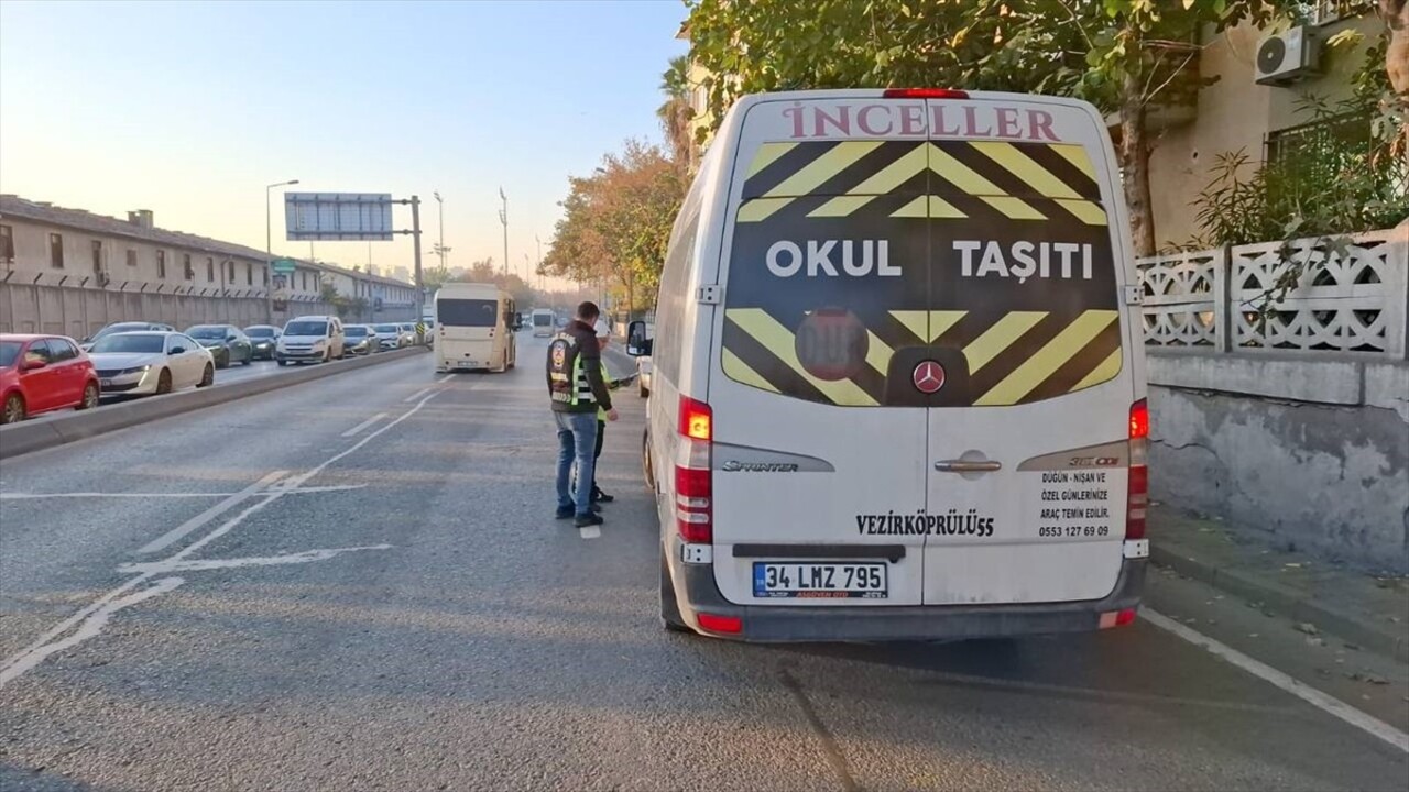 İstanbul'da öğrenci servislerine yönelik denetimde, sürücülerin belgeleri kontrol edildi, emniyet...