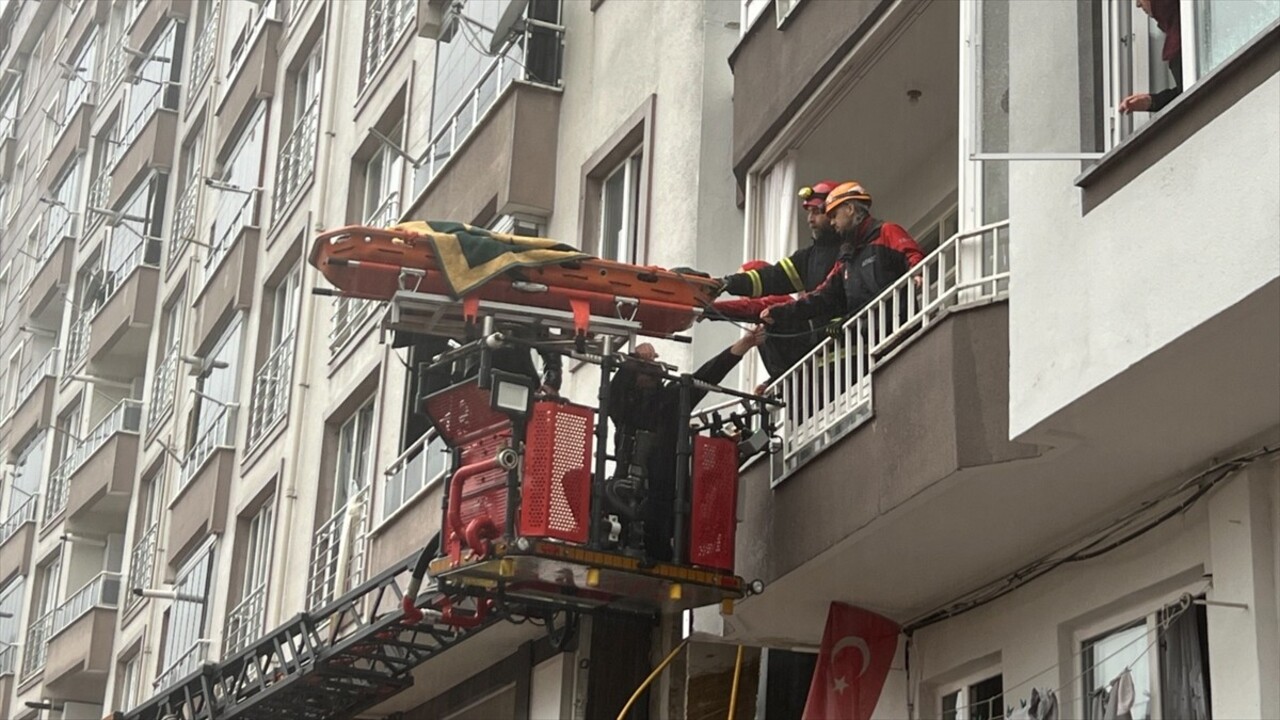 Rize'nin Çayeli ilçesinde meydana gelen heyelanda 1 kişi öldü, 4 kişi yaralandı. Yağışın etkili...