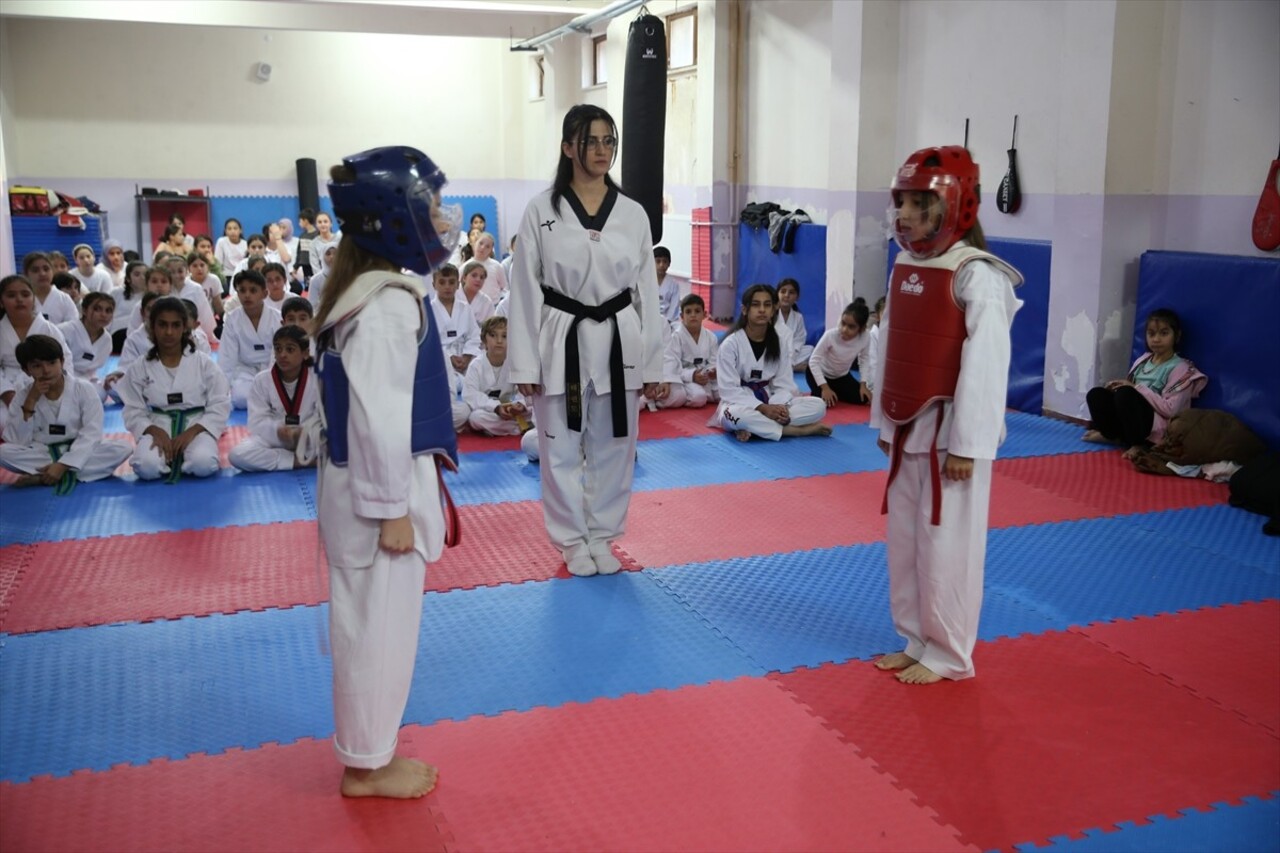 Şanlıurfa'da yaşayan tekvando antrenörü Sacide Mahti Doğan, gönüllü olarak okullarda tekvando...