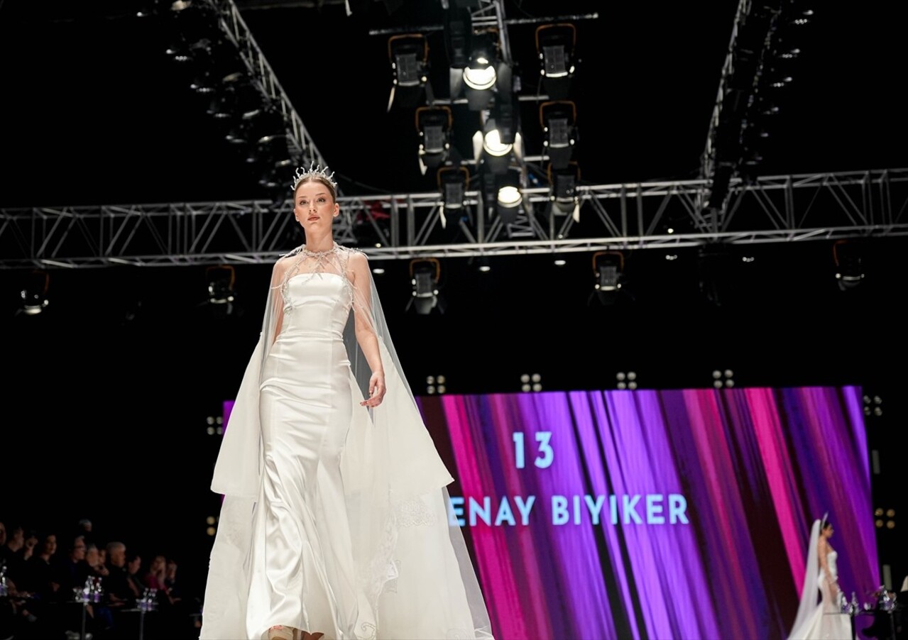 Alanında en büyük moda fuarlarından biri olarak gösterilen IF Wedding Fashion İzmir-Gelinlik...