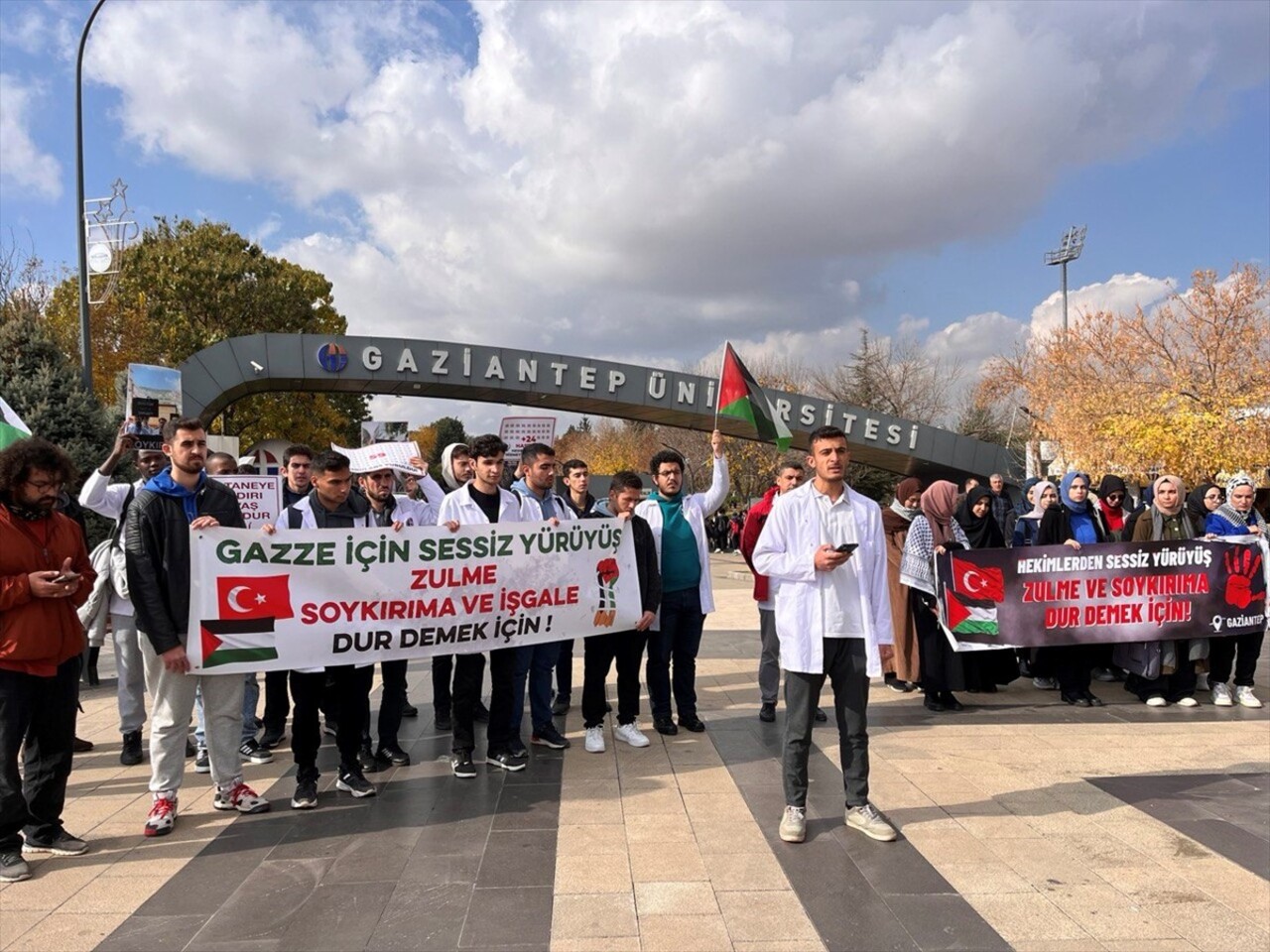 Gaziantep Üniversitesi'nde (GAÜN) Filistin'e destek amacıyla sessiz yürüyüş düzenlendi. GAÜN...