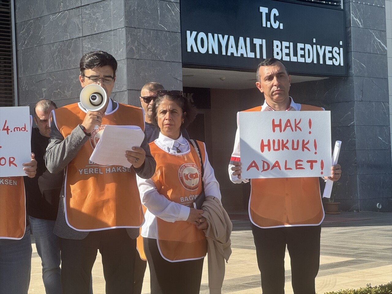 Antalya'da, Konyaaltı Belediyesi yönetimi tarafından memurlar da dahil tüm belediye personelinin...