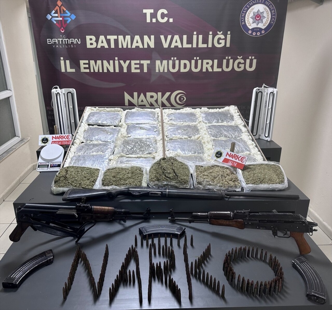 Batman'da düzenlenen uyuşturucu operasyonunda gözaltına alınan 4 şüpheli tutuklandı. Ekiplerce...