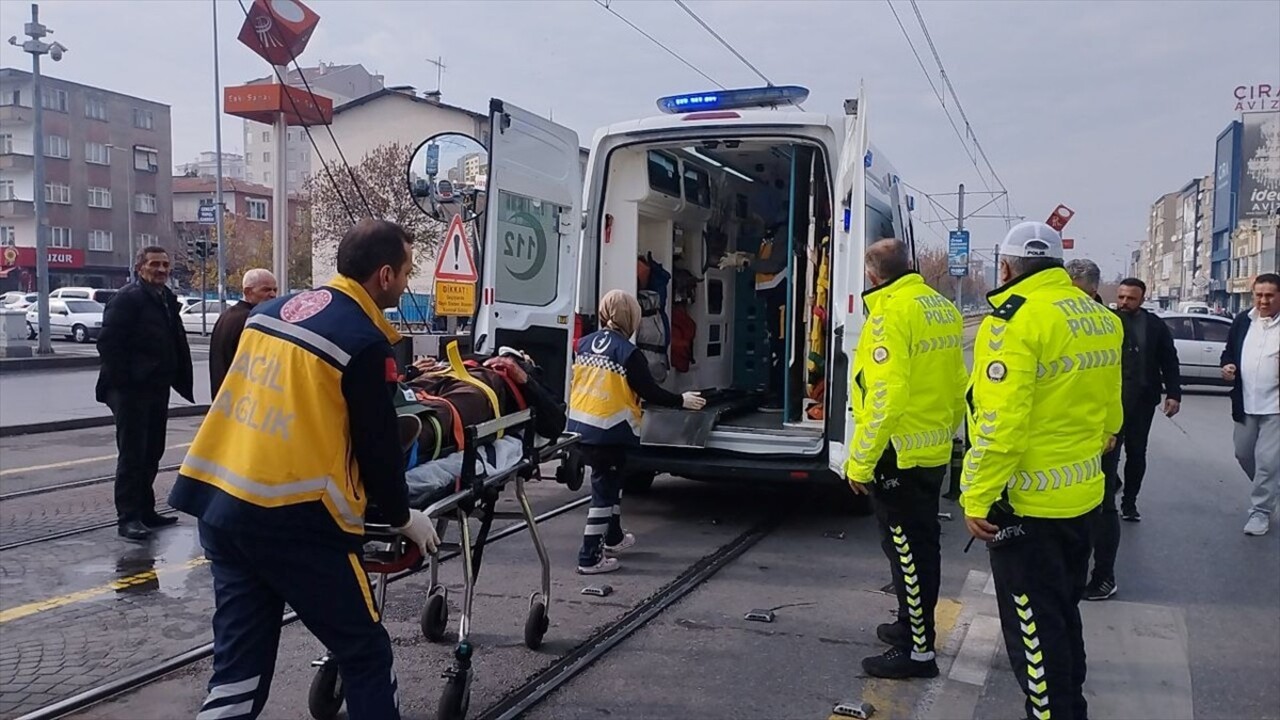  Kayseri'nin merkez Melikgazi ilçesinde yolun karşısına geçmeye çalışan yaya, minibüsün çarpması...