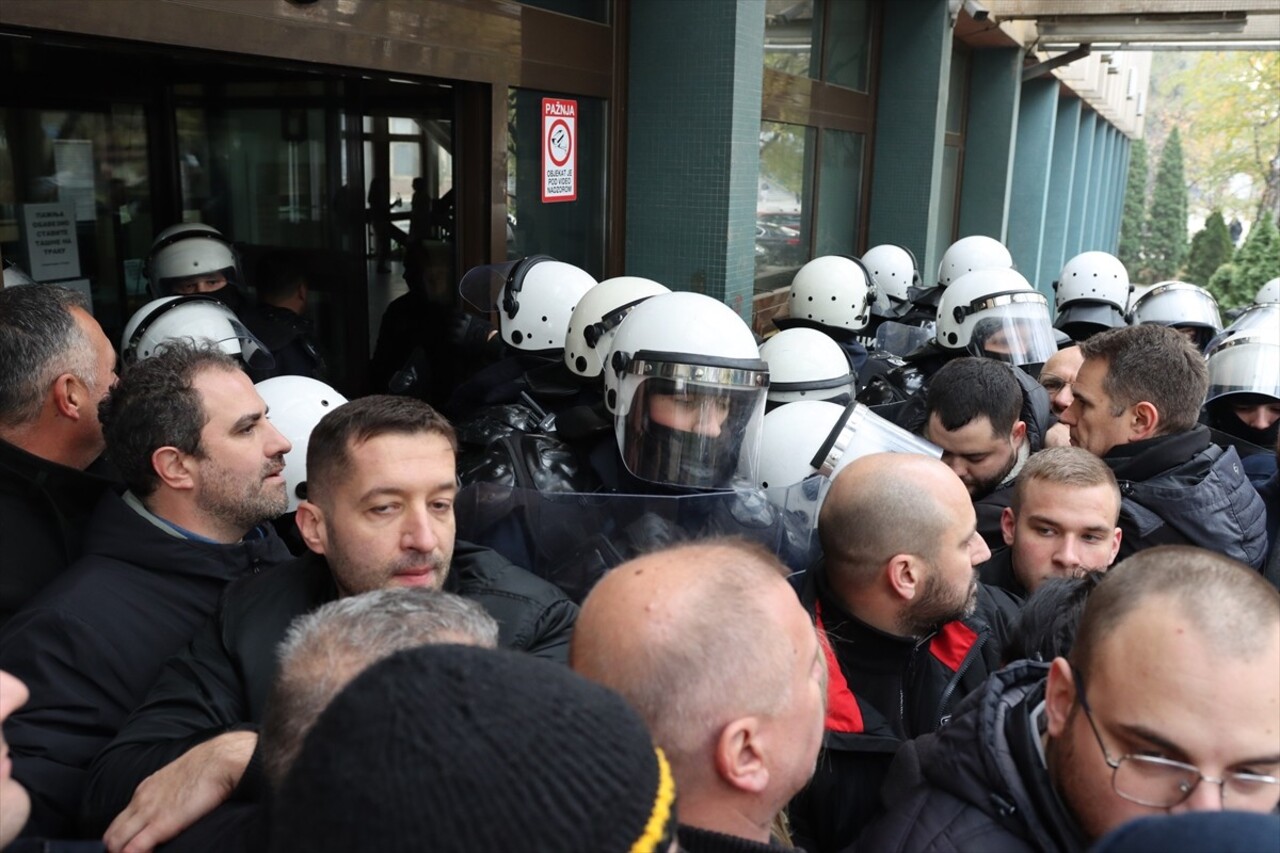 Sırbistan'ın kuzeyindeki Novi Sad'da bulunan tren istasyonunda 15 kişinin ölümüne neden olan...