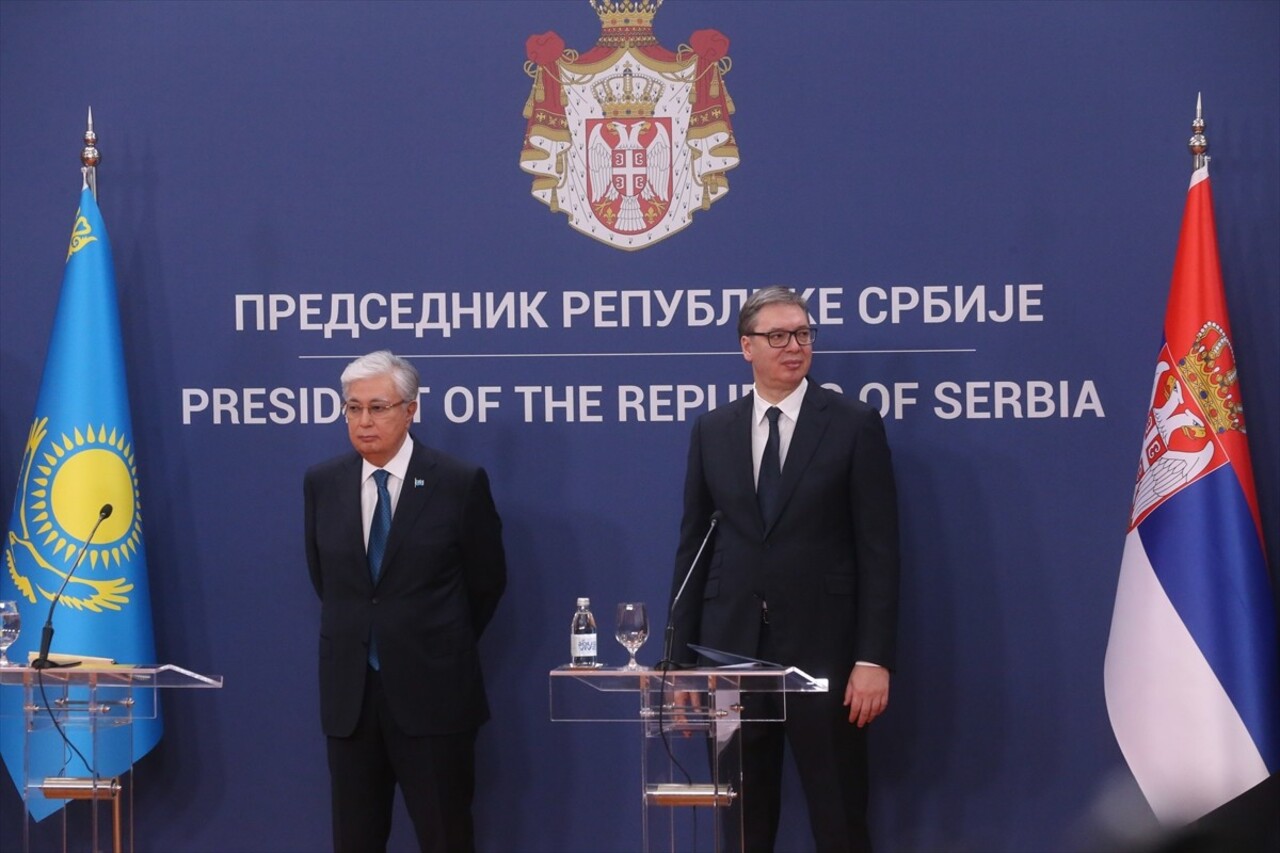 Sırbistan Cumhurbaşkanı Aleksandar Vucic (sağda), başkenti Belgrad'ı ziyaret eden Kazakistan...