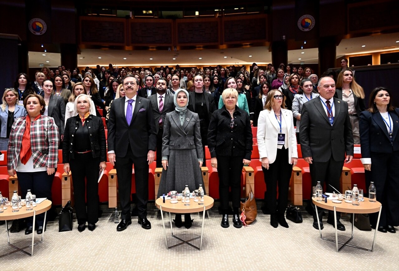 Aile ve Sosyal Hizmetler Bakanı Mahinur Özdemir Göktaş (sol 4), TOBB İkiz Kuleler'de, "19 Kasım...