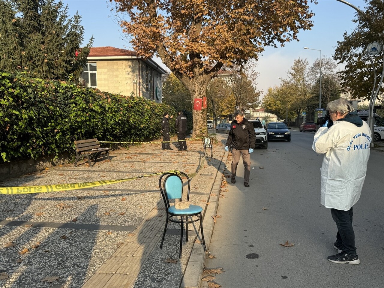 Sakarya'nın Adapazarı ilçesinde silahlı saldırıya uğrayan kadın yaralandı. İhbar üzerine olay...