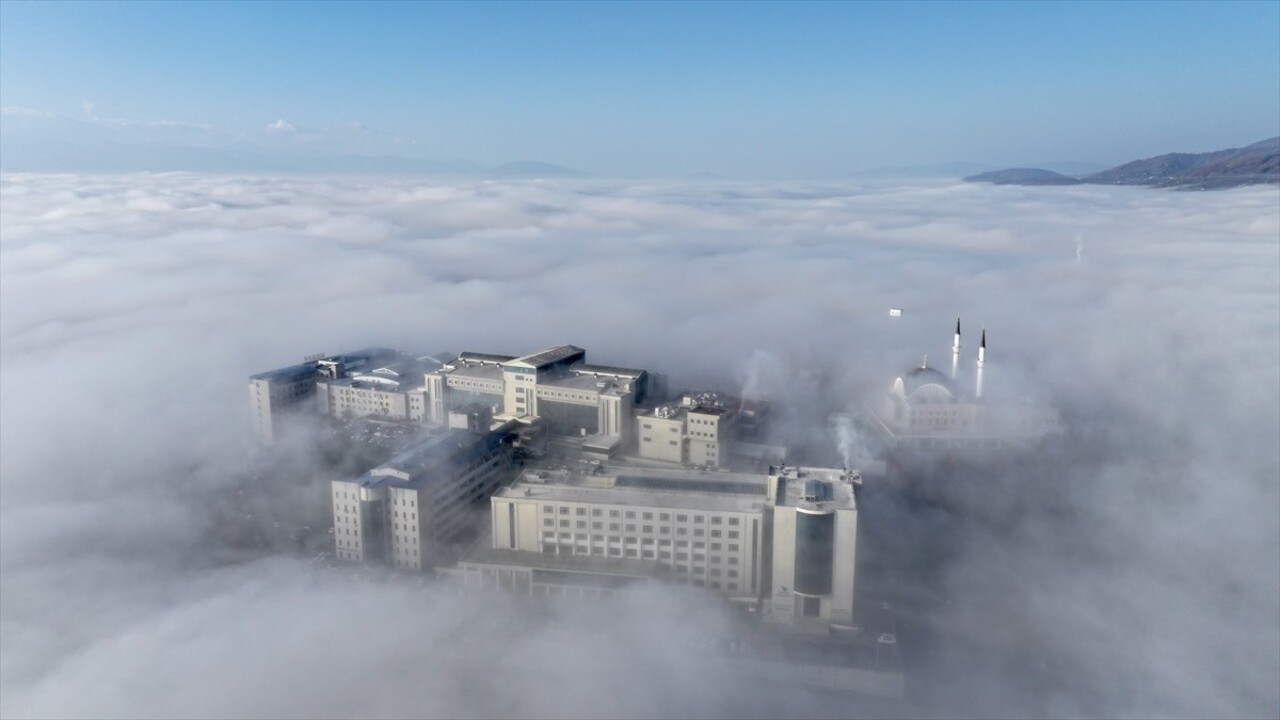 Düzce'de sabah saatlerinden itibaren etkili olan yoğun sis, Konuralp bölgesinden dron ile...