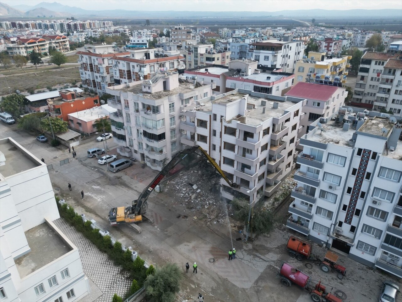 Adana'da depremlerde orta hasar alan ancak güçlendirme başvurusu yapılmayan binaların yüzde...