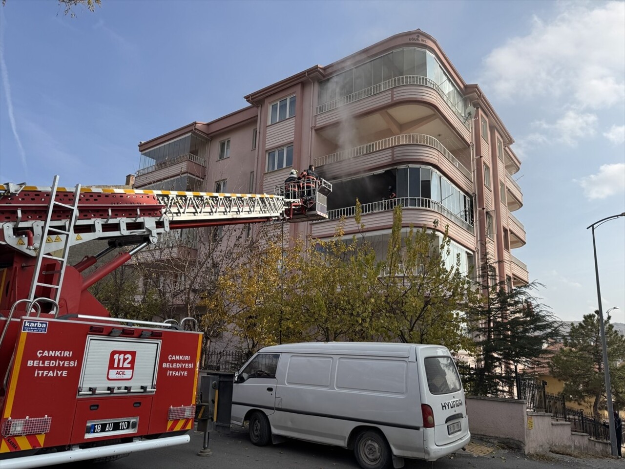 Çankırı'da bir apartmanın ikinci katında çıkan yangında 3 kişi dumandan etkilendi.