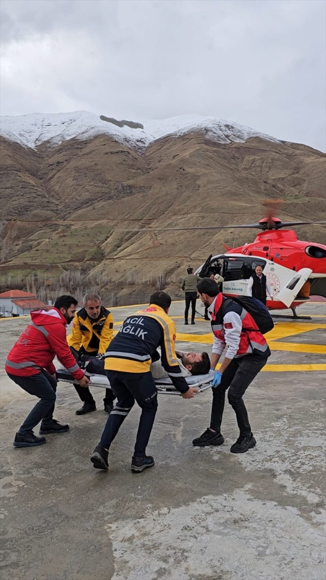 Van'ın Bahçesaray ilçesinde rahatsızlanan 28 yaşındaki hasta, ambulans helikopterle Van Eğitim ve...