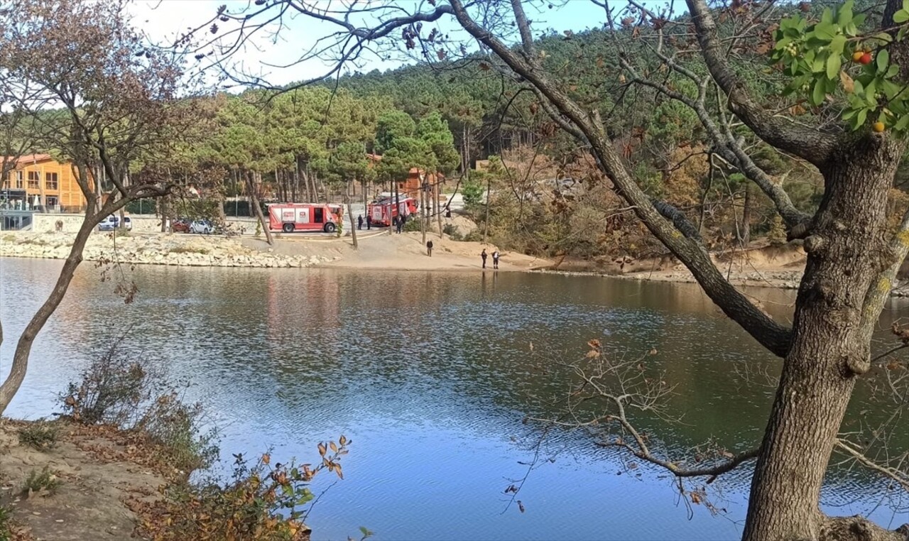 Sancaktepe'de, balık tutmak için gittiği gölette beline kadar çamura batan genci itfaiye ekipleri...