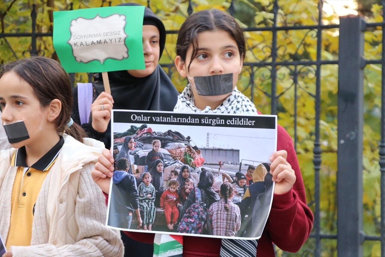 Siirt'te öğrenciler, 20 Kasım Dünya Çocuk Hakları Günü'nde Filistinli akranları için sessiz...