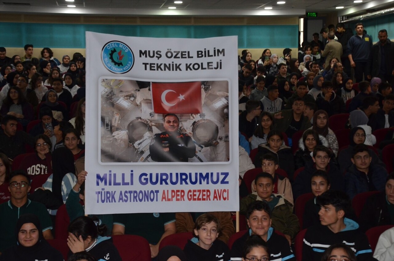 Türkiye'nin ilk astronotu Alper Gezeravcı, Muş'ta öğrencilerle bir araya geldi, uzay yolculuğu...