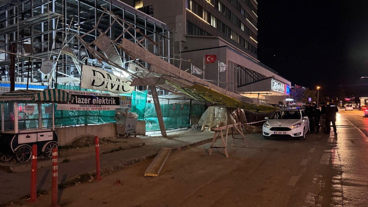 Bursa'da etkili olan lodos nedeniyle bir inşaatın iskelesi otomobilin üstüne devrilip hasara yol...