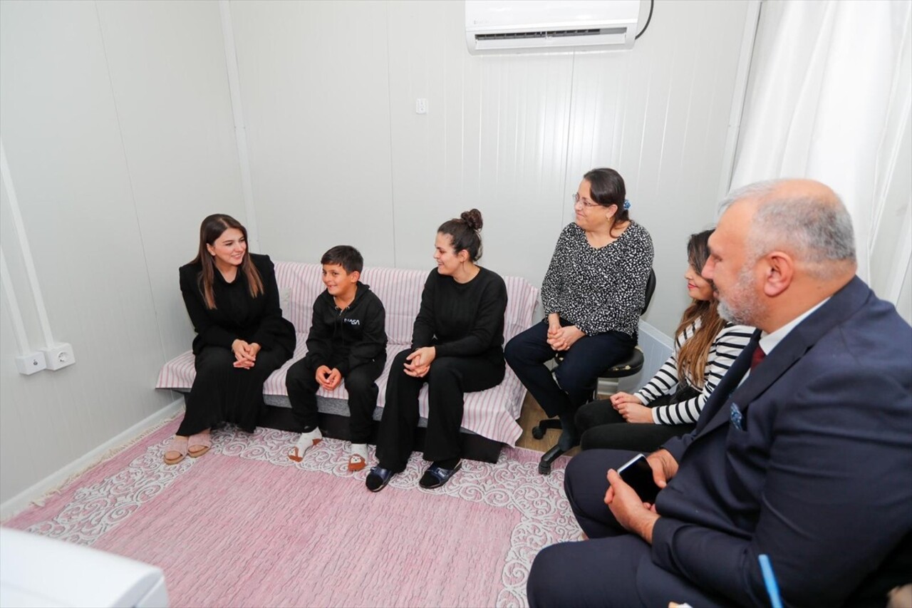 Hatay'ın Defne ilçesinde yaşayan depremzede çocuk Ahmet Kazar (sağda), hayali olan darbukaya...