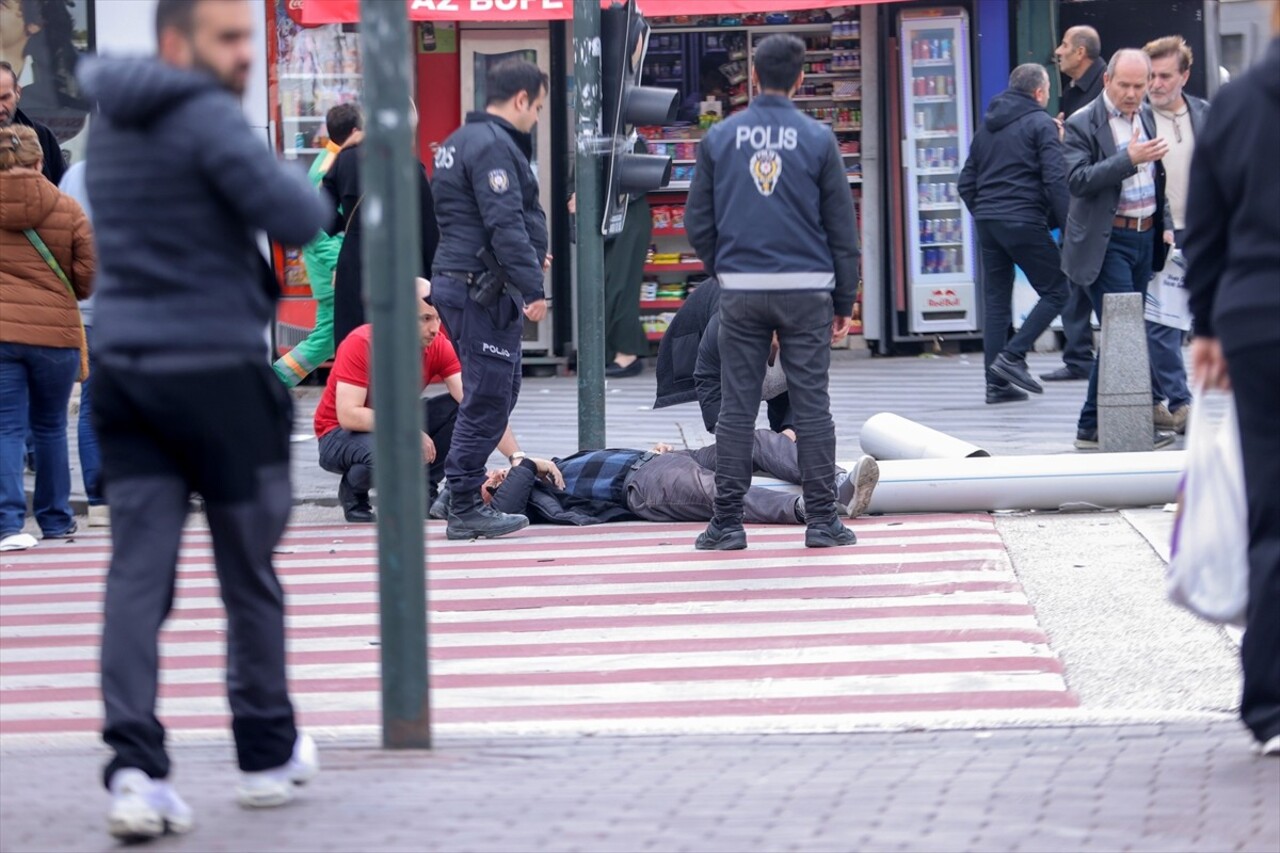 Bursa'da etkili olan kuvvetli lodos nedeniyle bir iş merkezinin duvarından sökülen yağmur suyu...